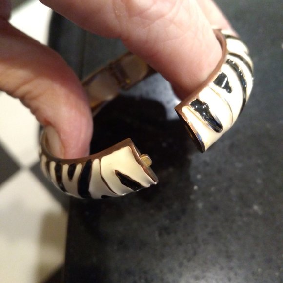 2006 Kenneth Jay Lane Hinged Bracelet ZEBRA Pattern Enamelware - Picture 3 of 3